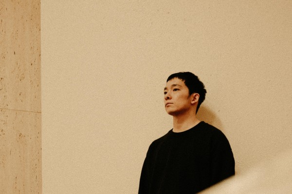 An out of focus black and white photo shows artist mineo kawasaki playing the drums